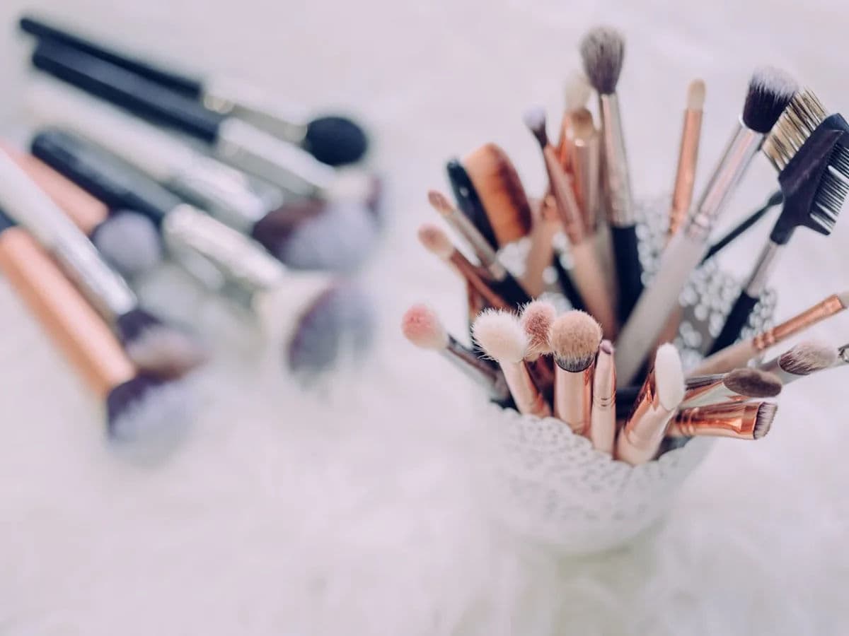 Photoshoot makeup & touch-ups in Abu Dhabi