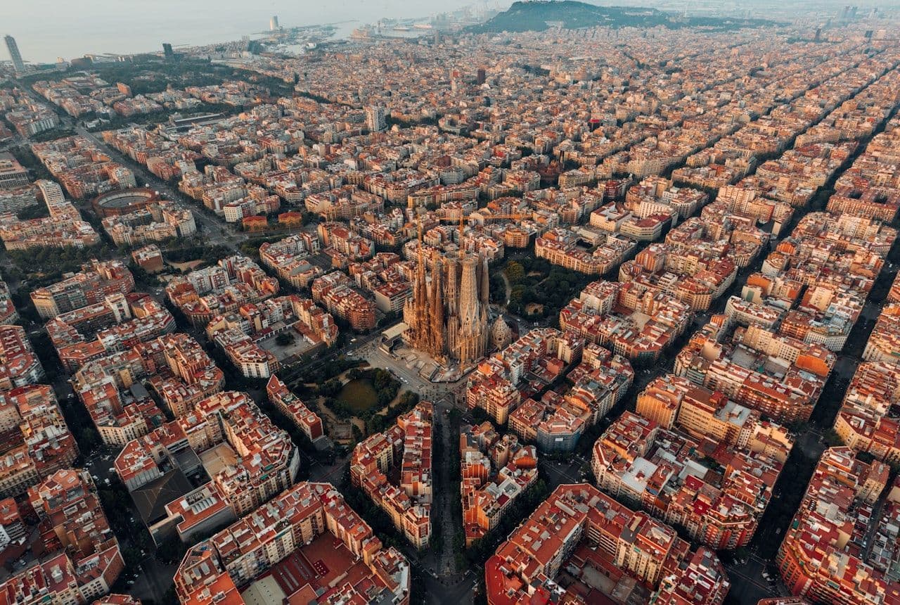 Eixample corner apartment with gallery windows