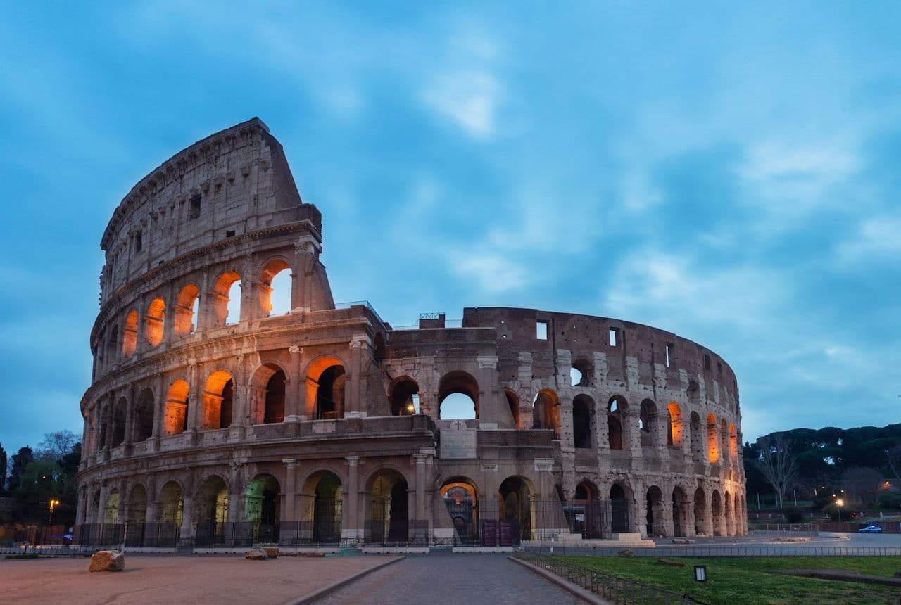 Monti apartment with Colosseum glimpses